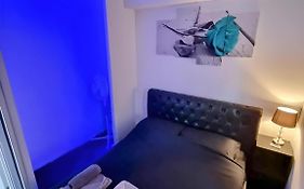 Sleek & Stylish - E15 Apartment With Parking